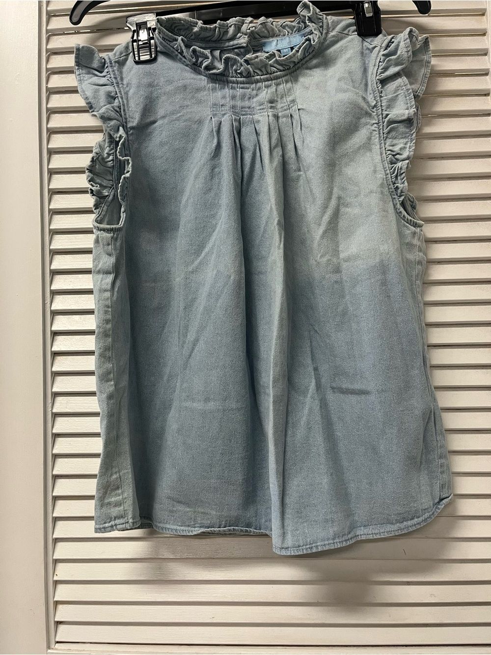 DRAPER JAMES ✨medium ✨Light Wash Denim Ruffle Collar Sleeveless Top